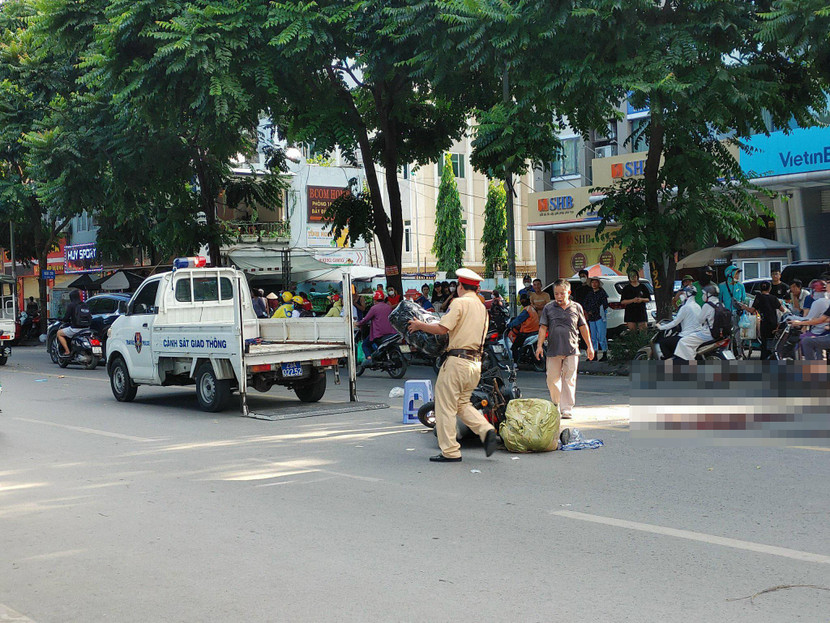 Lực lượng CSGT xử lý vụ việc TNGT