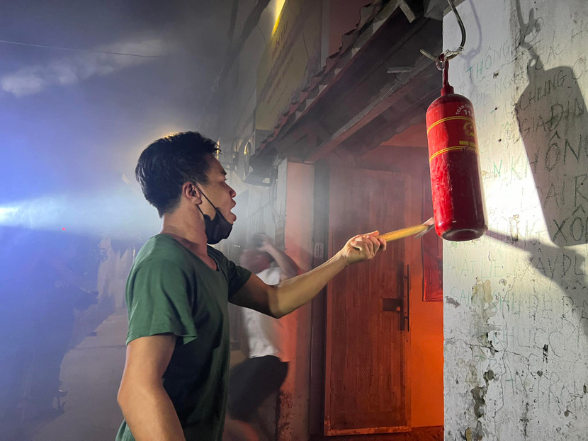 Khi phát hiện cháy thành viên tổ liên gia đã đánh kẻng báo động