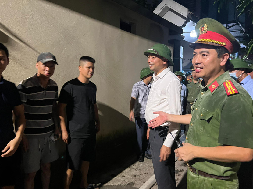 Ông Nguyễn Đình Khuyến, Chủ tịch UBND quận Tây Hồ và Thượng tá Nguyễn Hữu Khánh - Trưởng CAQ Tây Hồ chia sẻ với người dân về công tác chủ động an toàn PCCC tại khu dân cư và gia đình