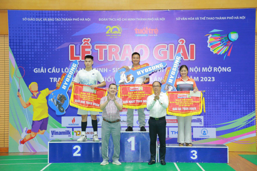 Ông Nguyễn Mạnh Hưng – Tổng biên tập báo Tuổi trẻ Thủ đô, Trưởng ban Tổ chức giải và ông Tạ Kiều Anh, Phó Tổng giám đốc Công ty Cổ phần Hyosung Việt Nam trao các giải Nhất, Nhì, Ba toàn đoàn tới các đoàn vận động viên Ông Nguyễn Mạnh Hưng – Tổng biên tập báo Tuổi trẻ Thủ đô, Trưởng ban Tổ chức giải và ông Tạ Kiều Anh, Phó Tổng giám đốc Công ty Cổ phần Hyosung Việt Nam trao các giải Nhất, Nhì, Ba toàn đoàn tới các đoàn vận động viên