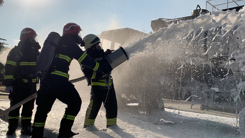 Lực lượng CNCH làm nhiệm vụ xử lý sự cố cháy xe ô tô