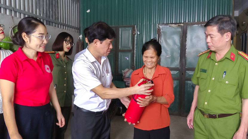 Ông Trương Văn Học trao tặng bình chữa cháy cho bà con có hoàn cảnh khó khăn trên địa bàn