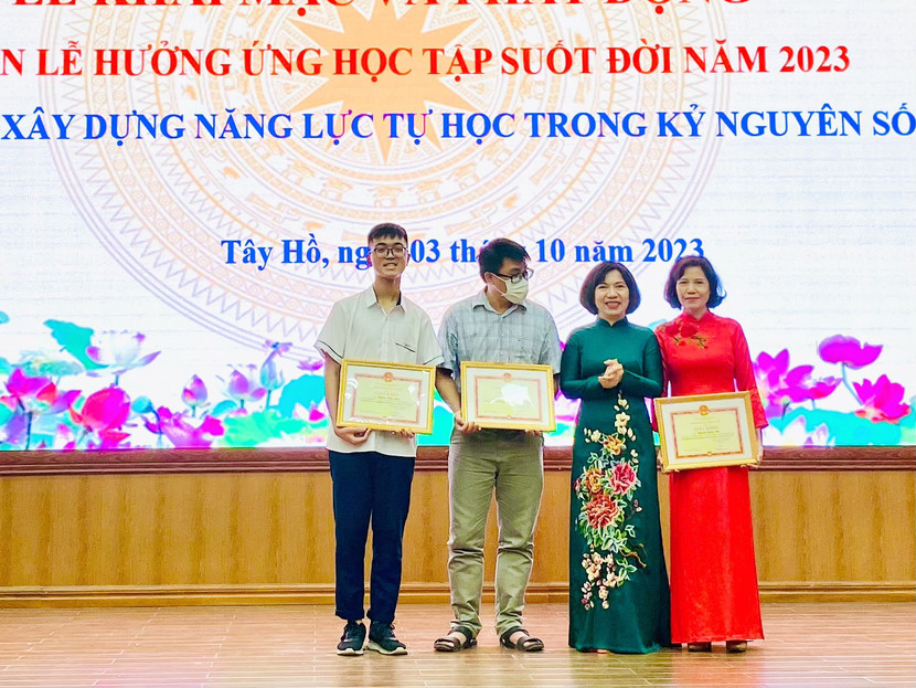 Đồng chí Lê Thị Thu Hằng trao khen thưởng động viên tinh thần nỗ lực học tập, lao động, rèn luyện của các cá nhân Đồng chí Lê Thị Thu Hằng trao khen thưởng động viên tinh thần nỗ lực học tập, lao động, rèn luyện của các cá nhân