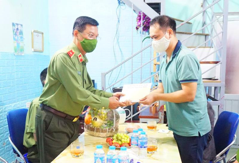 Thiếu tướng Đào Thanh Hải, Phó Giám đốc CATP thăm hỏi, động viên Đại úy Lê Ngọc Dũng