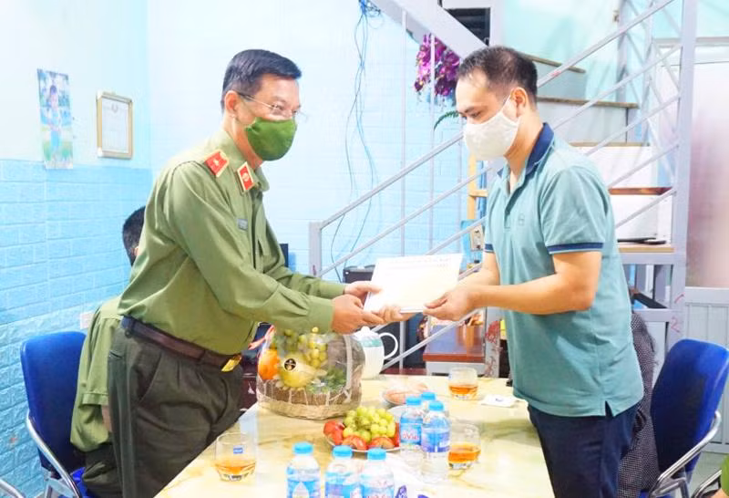 Thiếu tướng Đào Thanh Hải, Phó Giám đốc CATP thăm hỏi, động viên Đại úy Lê Ngọc Dũng