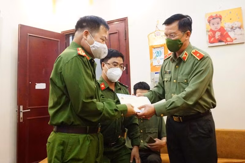 Thiếu tướng Đào Thanh Hải, Phó Giám đốc CATP thăm hỏi, động viên Trung tá Mai Xuân Thành