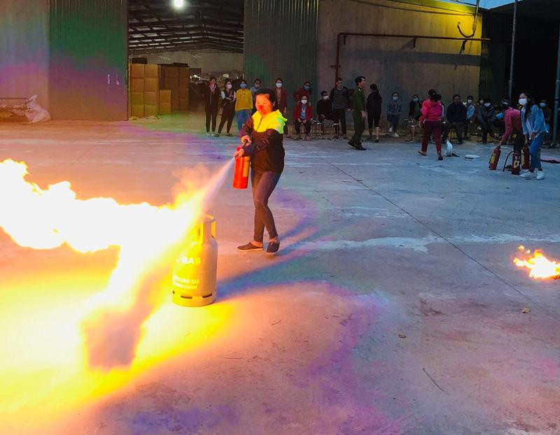 Các nhân viên, công nhân công ty thực hành sử dụng phương tiện chữa cháy Các nhân viên, công nhân công ty thực hành sử dụng phương tiện chữa cháy