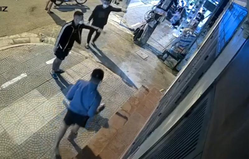 Nhóm đối tượng tội phạm hoạt động "tín dụng đen" do Vũ Văn Dũng cầm đầu, tổ chức đe dọa, đòi nợ tại nhà một nạn nhân do camera an ninh ghi lại