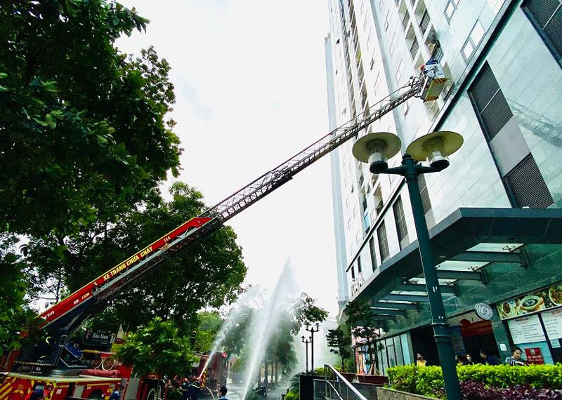Lực lượng Cảnh sát PCCC và CNCH - CAQ Hoàng Mai sử dụng xe thang tìm kiếm cứu nạn người mắc kẹt trong tình huống diễn tập cháy giả định tại chung cư Hateco