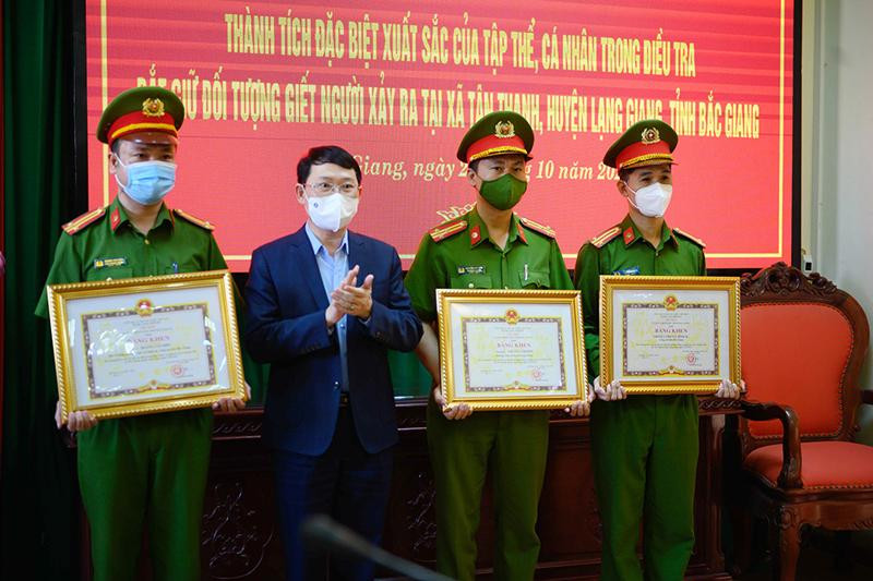 Ông Lê Ánh Dương, Chủ tịch UBND tỉnh Bắc Giang trao tặng Bằng khen cho tập thể và cá nhân có thành tích xuất sắc trong công tác điều tra, khám phá nhanh vụ án