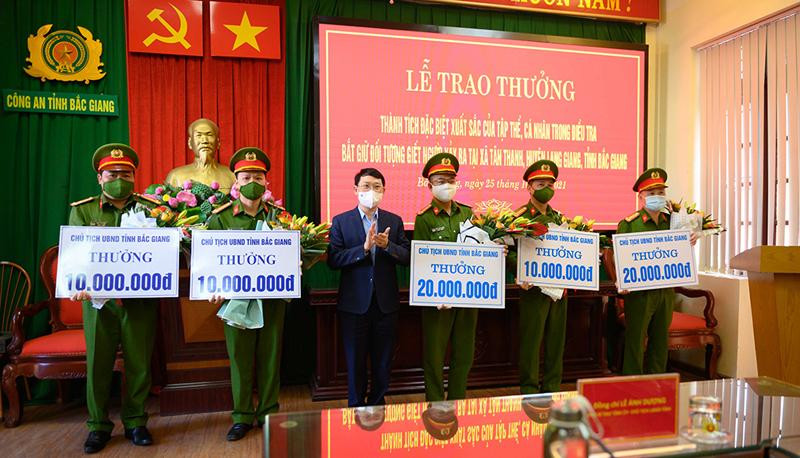 Ông Lê Ánh Dương, Chủ tịch UBND tỉnh Bắc Giang thưởng "nóng" cho tập thể, cá nhân có thành tích xuất sắc khám phá nhanh vụ án giết người