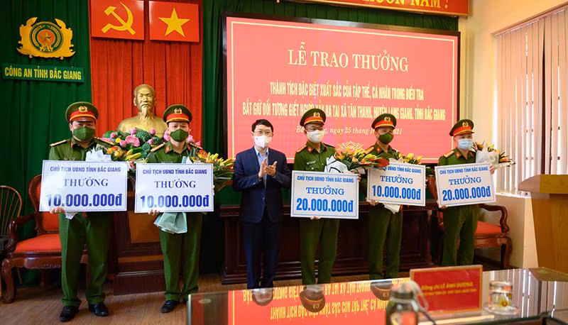 Ông Lê Ánh Dương, Chủ tịch UBND tỉnh Bắc Giang thưởng "nóng" cho tập thể, cá nhân có thành tích xuất sắc khám phá nhanh vụ án giết người