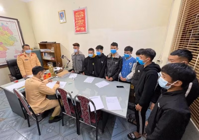 Công an huyện Mộc Châu lập hồ sơ xử lý nhóm đối tượng tụ tập đua xe máy trái phép