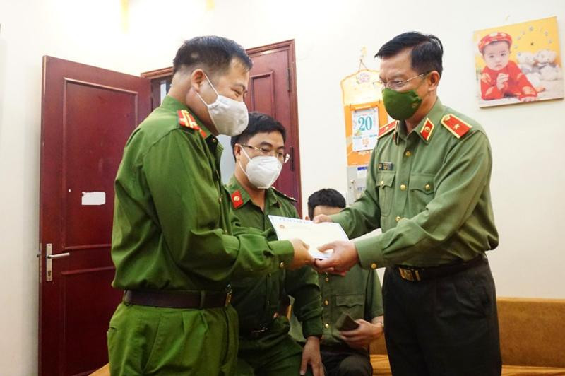 Thiếu tướng Đào Thanh Hải, Phó Giám đốc CATP thăm hỏi, động viên Trung tá Mai Xuân Thành