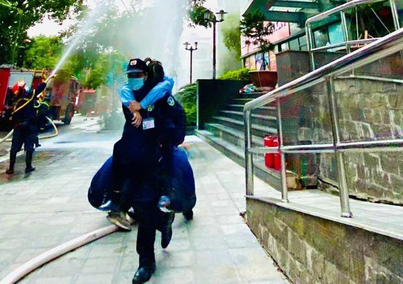 Lực lượng PCCC cơ sở đã khẩn trương phối hợp hướng dẫn cứu nạn, thoát nạn đưa người mắc kẹt tại tòa nhà ra nơi an toàn