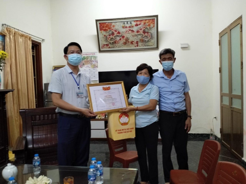 Ông Trần Quang Đạo - UVBTV Quận ủy, Chủ tịch UB MTTQ Quận trao bằng khen của MTTT TP cho chủ nhà trọ tiêu biểu đã miễn, giảm tiền nhà cho người lao động khó khăn do đại dịch