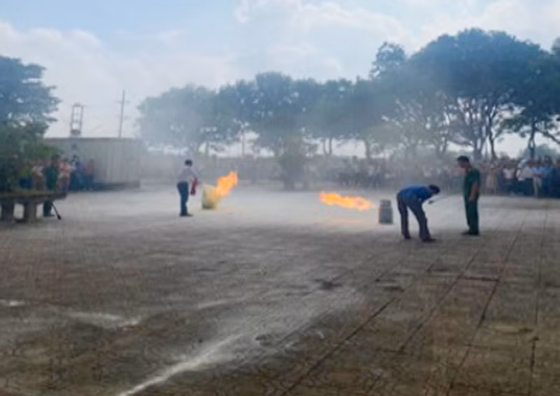 Các học viên thực hành xử lý cháy giả định Các học viên thực hành xử lý cháy giả định