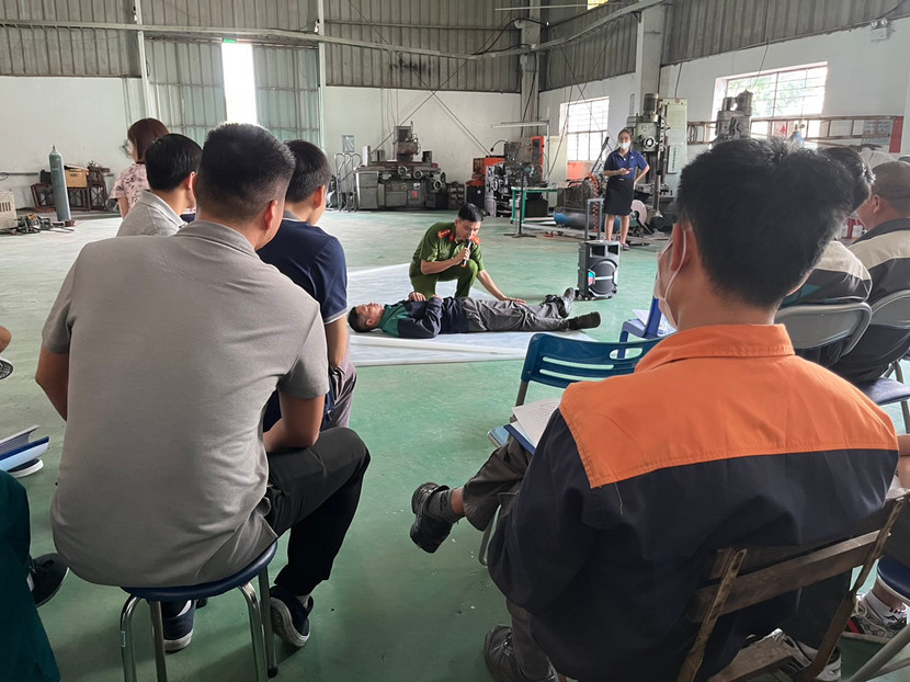 Cảnh sát PCCC và CNCH hướng dẫn cán bộ, công nhân viên biện pháp cứu nạn