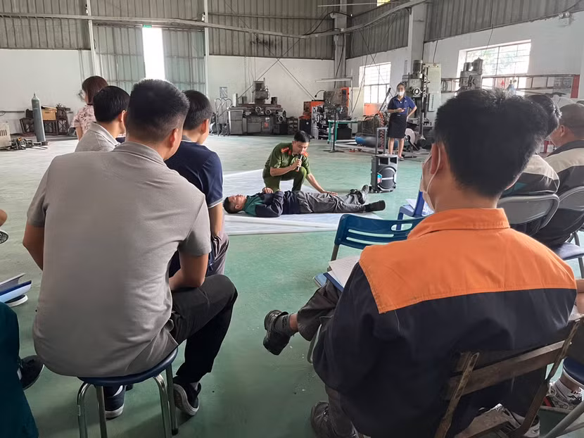 Cảnh sát PCCC và CNCH hướng dẫn cán bộ, công nhân viên biện pháp cứu nạn