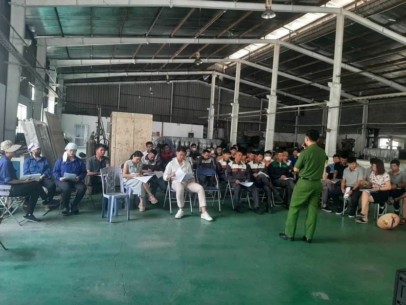 Cán bộ tuyên truyền an toàn PCCC và CNCH đến cán bộ, công nhân viên khu công nghiệp