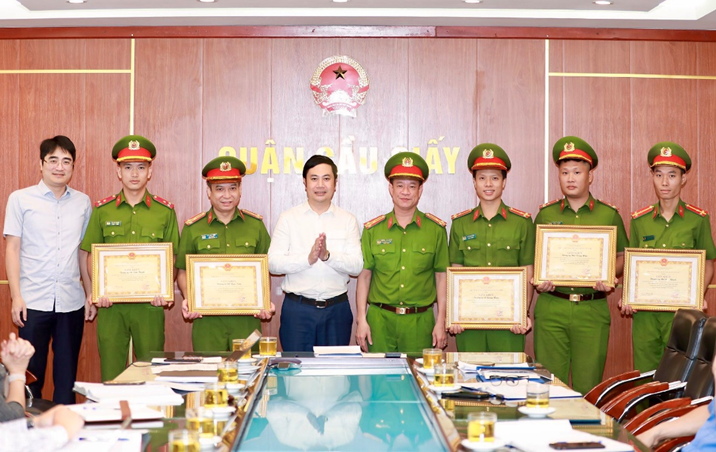 Ông Ngô Ngọc Phương, Phó Chủ tịch UBND quận Cầu Giấy, Trưởng ban chỉ đạo 197 quận đã trao thưởng đột xuất cho tập thể và các cán bộ chiến sĩ tiêu biểu