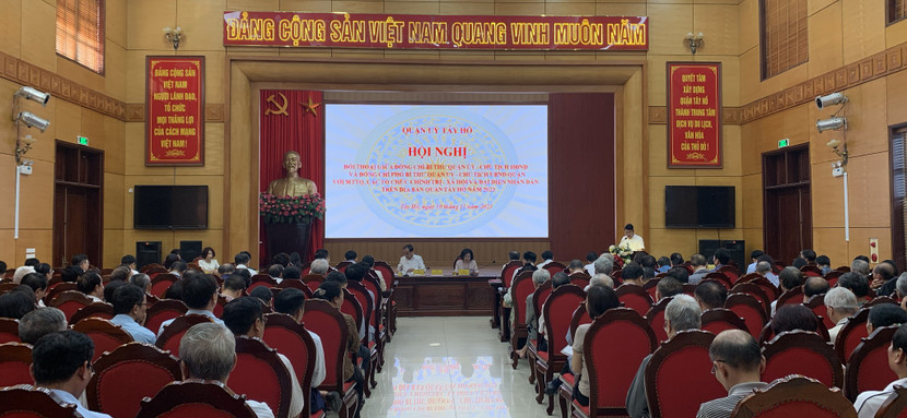 Các đại biểu tại hội nghị đối thoại giữa người đứng đầu cấp ủy - chính quyền với Mặt trận Tổ quốc, các tổ chức chính trị - xã hội và đại diện nhân dân trên địa bàn quận