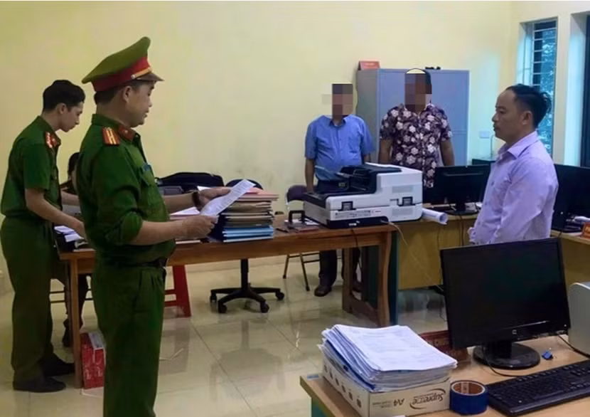 Cơ quan CSĐT thực hiện lệnh bắt bị can để tạm giam đối với Ly Văn Phúc