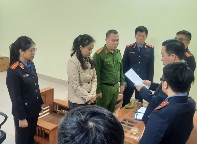 Cơ quan điều tra VKSND tối cao đọc lệnh bắt đối với Hoàng Thị Vân Anh - Chấp hành viên Chi cục Thi hành án dân sự quận Ngô Quyền
