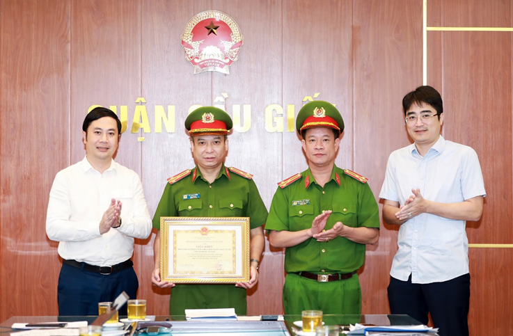 Ông Ngô Ngọc Phương, Phó Chủ tịch UBND - Trưởng ban chỉ đạo 197 quận Cầu Giấy và ông Vũ Trung Kiên, Trưởng phòng quản lý đô thị quận Cầu Giấy, Phó trưởng ban chỉ đạo 197 quận, trao giấy khen cho Đội cảnh sát PCCC và CNCH, Công an quận Cầu Giấy
