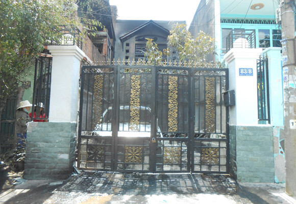 Hỏa hoạn thiêu rụi ô tô, 3 người nhập viện ảnh 1