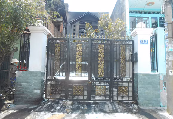 Hỏa hoạn thiêu rụi ô tô, 3 người nhập viện ảnh 1