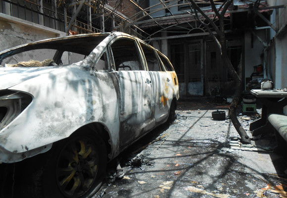 Hỏa hoạn thiêu rụi ô tô, 3 người nhập viện ảnh 2