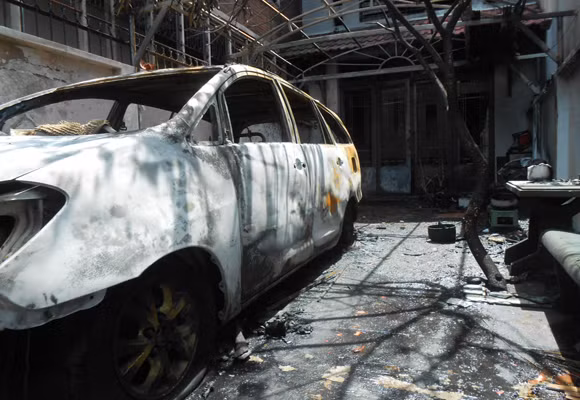 Hỏa hoạn thiêu rụi ô tô, 3 người nhập viện ảnh 2