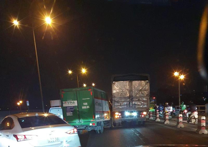 Các phương tiện bị ách tắc hơn 2 giờ do một số lái xe va chạm và dẫn đến mâu thuẫn Các phương tiện bị ách tắc hơn 2 giờ do một số lái xe va chạm và dẫn đến mâu thuẫn