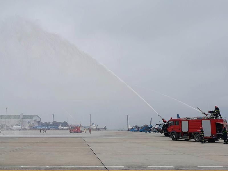 Các phương tiện chữa cháy hiện đại của Trung tâm Điều hành Sân bay Quốc tế Nội Bài phối hợp với lực lượng Cảnh sát PCCC và CNCH - CAH Sóc Sơn xử lý tình huống