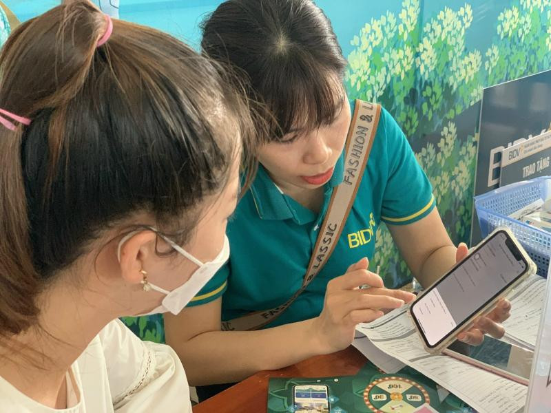 Nhân viên BIDV Bắc Giang tư vấn cho khách hàng về tiện ích các phương thức thanh toán không dùng tiền mặt