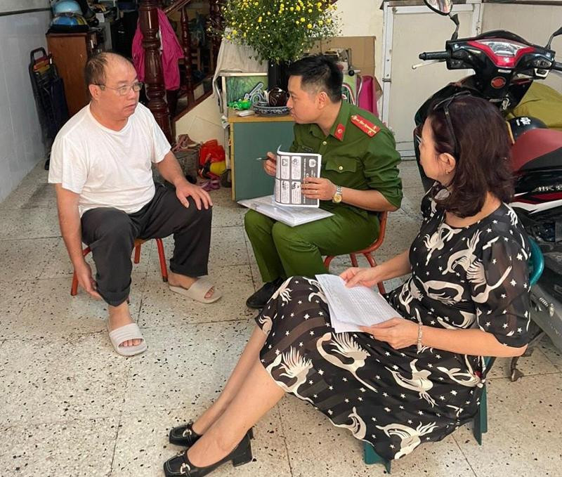 CAP Yên Phụ đến nhà người dân để hướng dẫn thực hiện các nội dung liên quan Đề án 06