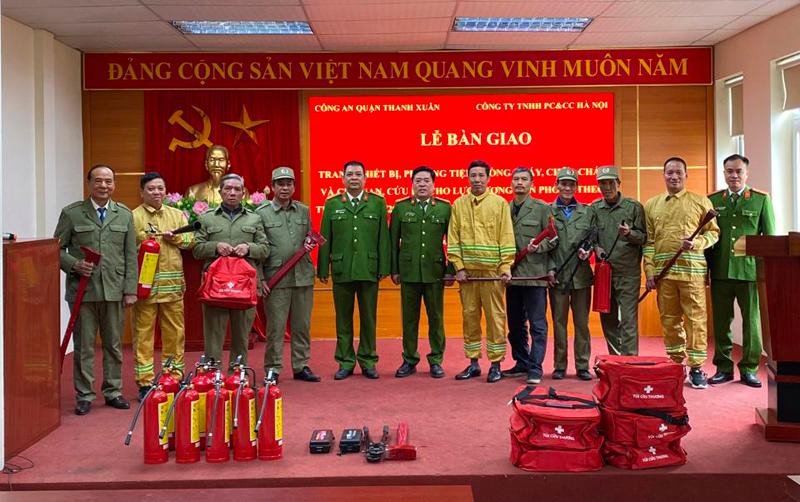 Số trang thiết bị được bàn giao cụ thể cho 231 đội dân phòng trên địa bàn quận Thanh Xuân