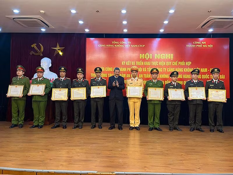 Ông Lại Xuân Thanh, Chủ tịch HĐQT Tổng công ty Hàng không Việt Nam trao khen tưởng cho tập thể, cá nhân có thành tích đảm bảo ANTT tại Sân bay Quốc tế Nội Bài Ông Lại Xuân Thanh, Chủ tịch HĐQT Tổng công ty Hàng không Việt Nam trao khen tưởng cho tập thể, cá nhân có thành tích đảm bảo ANTT tại Sân bay Quốc tế Nội Bài