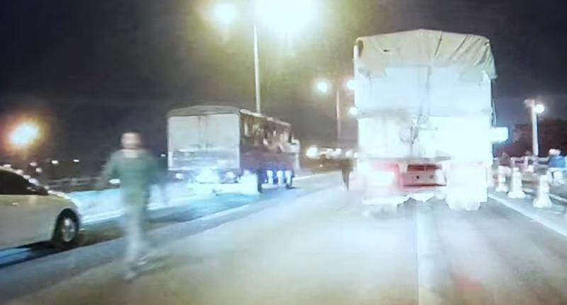 Hình ảnh từ camera ghi lại các lái xe cầm hung khí giải quyết mâu thuẫn khiến ách tắc giao thông trên cầu Thanh Trì Hình ảnh từ camera ghi lại các lái xe cầm hung khí giải quyết mâu thuẫn khiến ách tắc giao thông trên cầu Thanh Trì