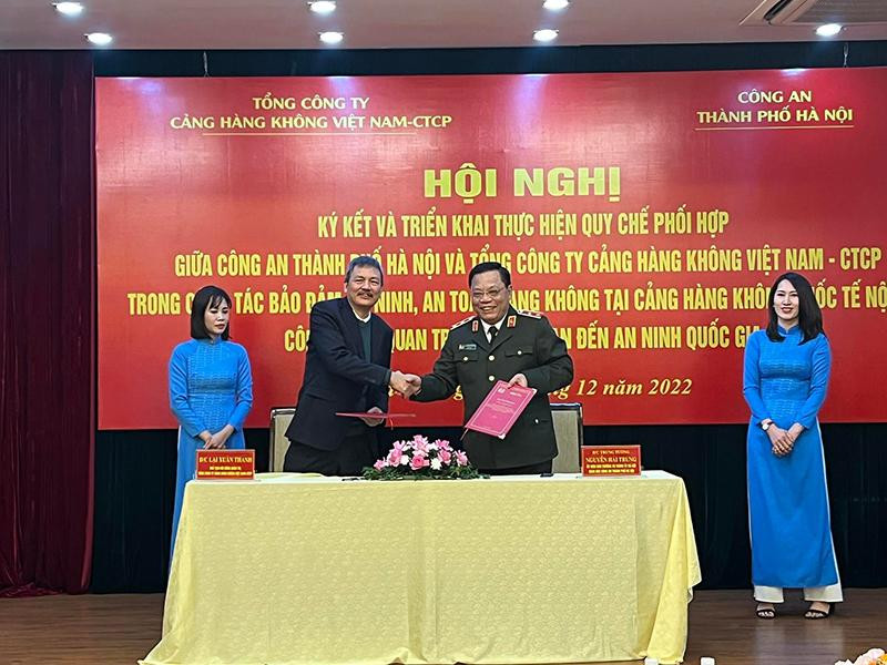 Ông Lại Xuân Thanh , Chủ tịch HĐQT Tổng công ty Hàng không Việt Nam và Trung tướng Nguyễn Hải Trung, Giám đốc CATP thực hiện ký kết quy chế phối hợp