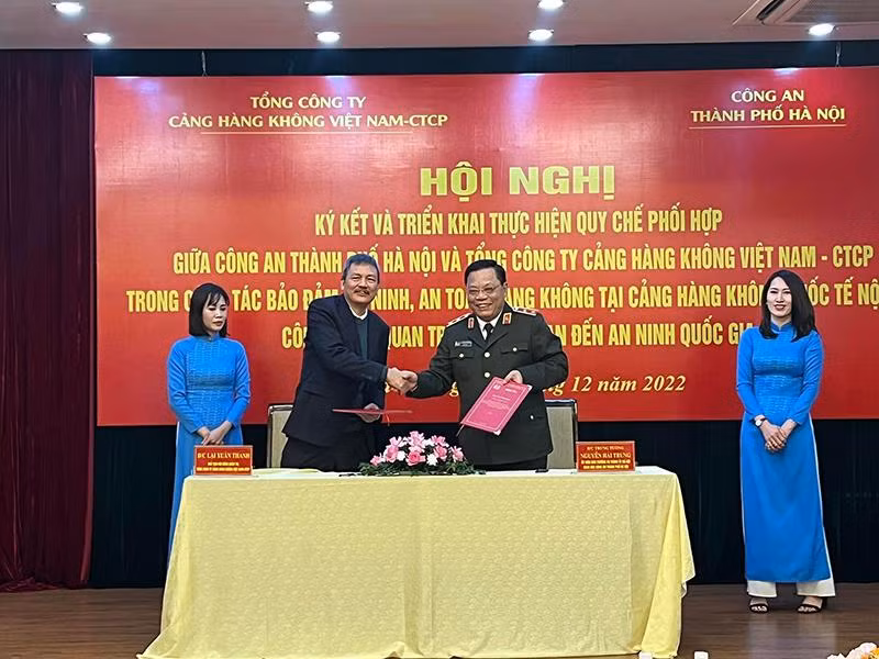 Ông Lại Xuân Thanh , Chủ tịch HĐQT Tổng công ty Hàng không Việt Nam và Trung tướng Nguyễn Hải Trung, Giám đốc CATP thực hiện ký kết quy chế phối hợp Ông Lại Xuân Thanh , Chủ tịch HĐQT Tổng công ty Hàng không Việt Nam và Trung tướng Nguyễn Hải Trung, Giám đốc CATP thực hiện ký kết quy chế phối hợp