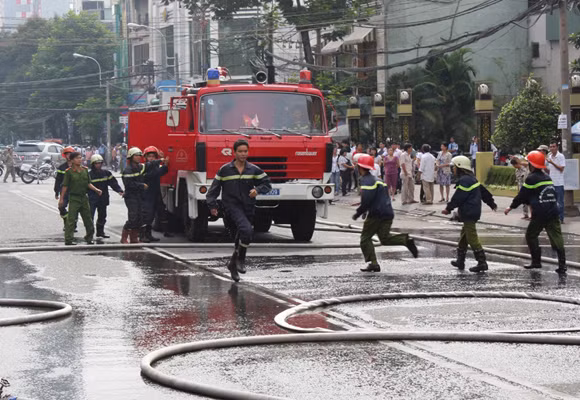 Cháy lớn tại trung tâm TPHCM ảnh 4