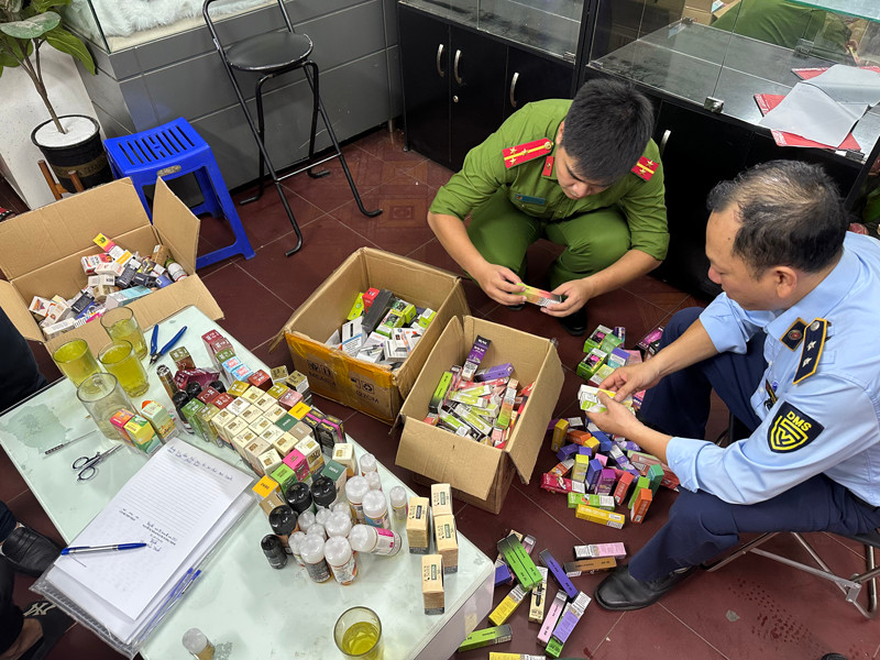 Đội CSKT - CAQ Tây Hồ kiểm tra, phát hiện cơ sở kinh doanh thuốc lá điện tử không rõ nguồn gốc