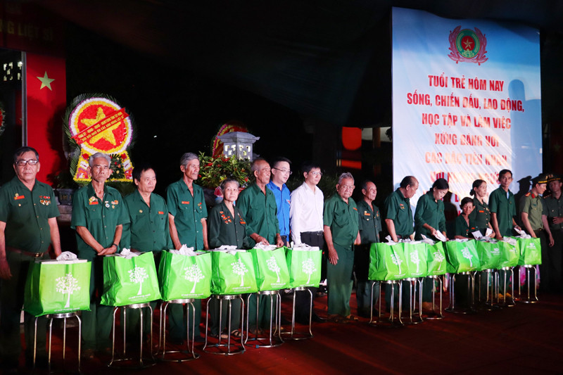 Hoạt động an sinh xã hội trao quà cho những CCB và người có hoàn cảnh khó khăn