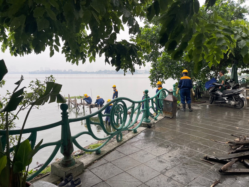 Các lực lượng dọn dẹp vệ sinh môi trường hồ Tây