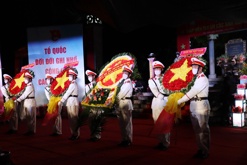 Lễ thắp nến tri ân các anh hùng liệt sỹ tại Nghĩa trang Liệt sĩ Đồi 82, huyện Tân Biên, tối 26/7/2023