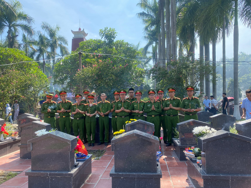 Dâng hương tưởng nhớ các đồng đội đã hy sinh