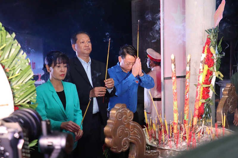 Lễ thắp nến tri ân các anh hùng liệt sỹ tại Nghĩa trang Liệt sĩ Đồi 82, huyện Tân Biên, tối 26/7/2023