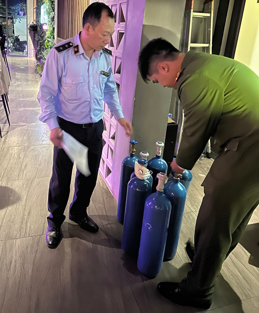 Đội CSKT - CAQ Tây Hồ phối hợp kiểm tra, phát hiện cơ sở kinh doanh khí N2O